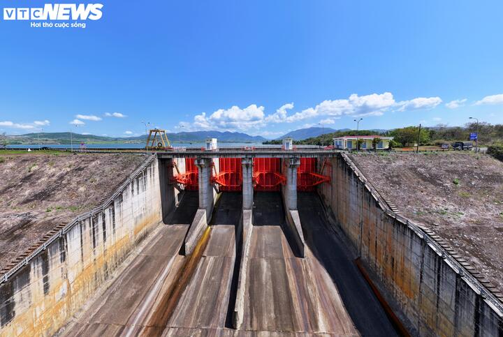 Những khối máy khổng lồ thực hiện chức năng cắt lũ, giảm thiểu thiệt hại cho người dân vùng hạ du tỉnh Đắk Lắk vào mùa mưa.