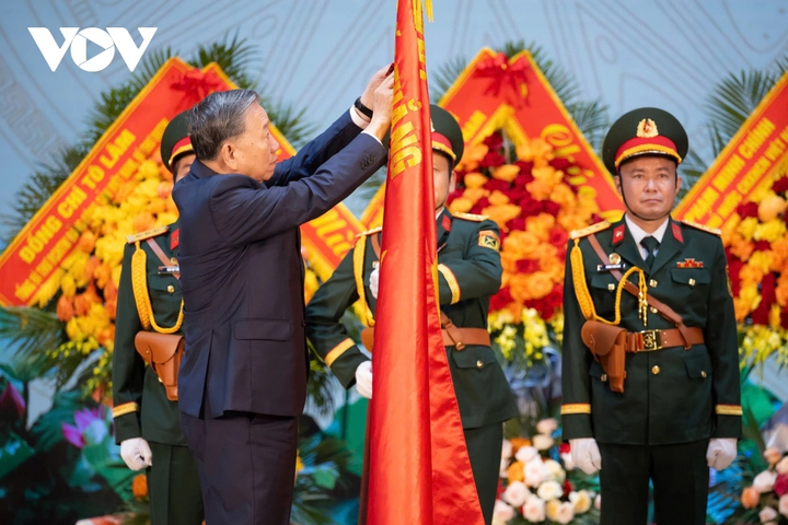 Tổng Bí thư Tô Lâm trao tặng Huân chương Hồ Chí Minh cho Binh chủng Công binh.