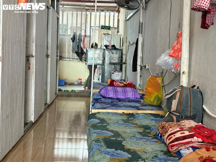 Những chiếc giường xếp nối dài được cho thuê với giá 50.000 đồng/ngày.