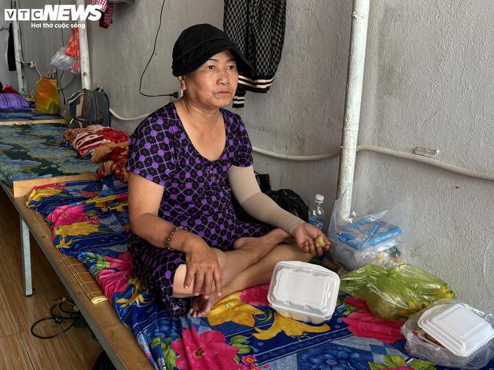 Bữa trưa của bà Tiến là hộp cơm xin ở bếp cơm từ thiện trong xóm trọ.