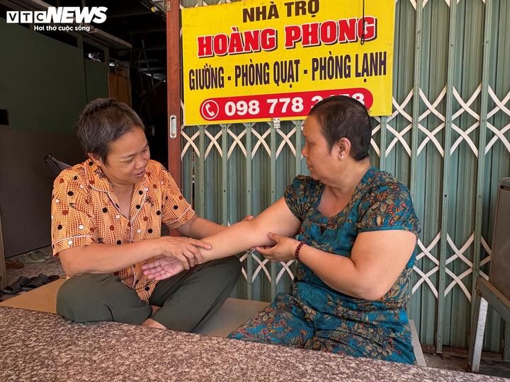 Từ những người xa lạ, các nữ bệnh nhân trở thành chị em, bạn bè thân thiết, cùng nhau sẻ chia vượt qua nghịch cảnh.