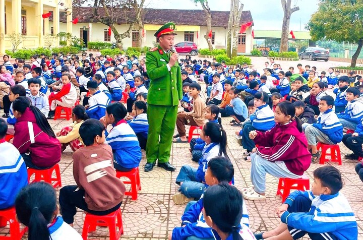 Đại uý Nghĩa tuyên truyền, phổ biến pháp luật một cách gần gũi, dễ hiểu đang mang lại hiệu quả rõ nét cho các em học sinh trên địa bàn