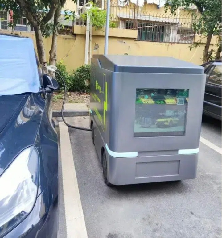 Trạm sạc Energy Tank đang sạc cho xe điện. (Ảnh: Sina)