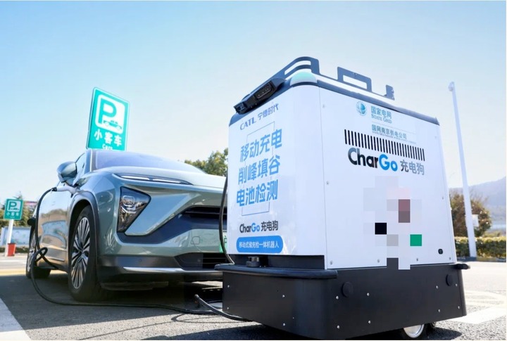 Robot sạc CharGo đang hoạt động tại khu dịch vụ đường cao tốc. (Ảnh: CATL)