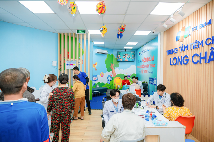 Mạng lưới hơn 2.600 nhà thuốc và trung tâm tiêm chủng phủ Long Châu khắp 34 tỉnh thành đang trở thành “điểm chạm y tế đầu tiên” giúp hàng triệu gia đình tiếp cận dịch vụ y tế hiện đại, an toàn và minh bạch.