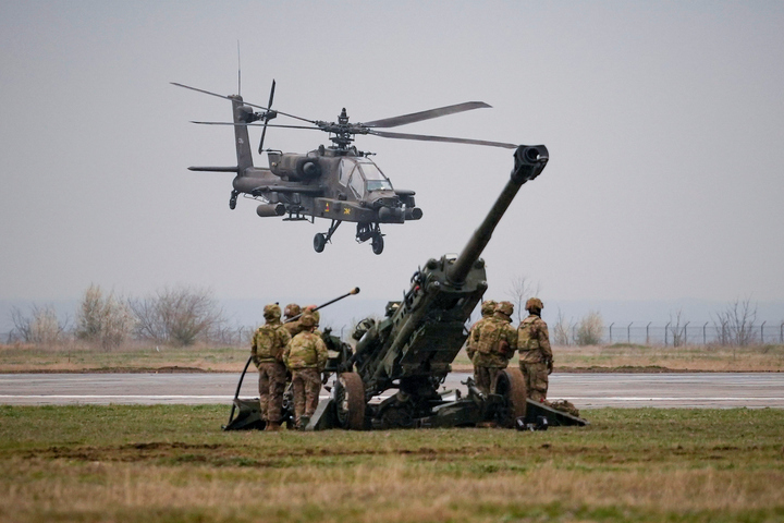 Trực thăng tấn công Apache của Sư đoàn Dù 101 Mỹ trong cuộc diễn tập tại căn cứ không quân Mihail Kogalniceanu. (Ảnh: AP/Vadim Ghirda)