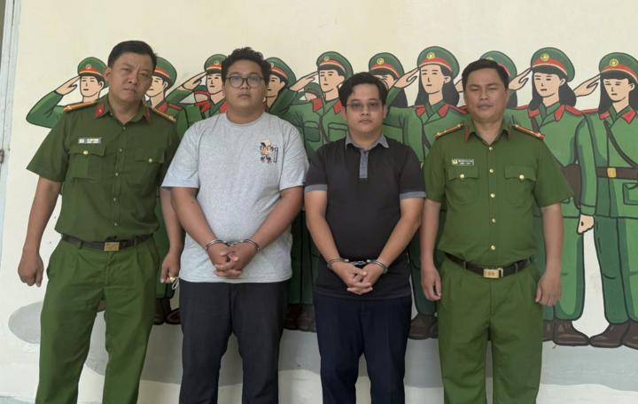 Lý Gia Thịnh và Nguyễn Phước Đức tại cơ quan công an.