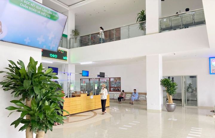 Bà Hồng cảm thấy dễ chịu khi đi khám bệnh bởi cơ sở vật chất khang trang, không gian dễ chịu.