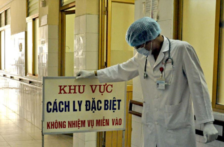 Bộ Y tế cũng đề xuất 4 hình thức cách ly y tế gồm: cách ly tại nhà hoặc nơi lưu trú (do chủ tịch UBND cấp xã quyết định); cách ly tại cơ sở khám chữa bệnh (do giám đốc cơ sở y tế quyết định); cách ly tại cửa khẩu (do người đứng đầu cơ quan phụ trách cửa khẩu quyết định).