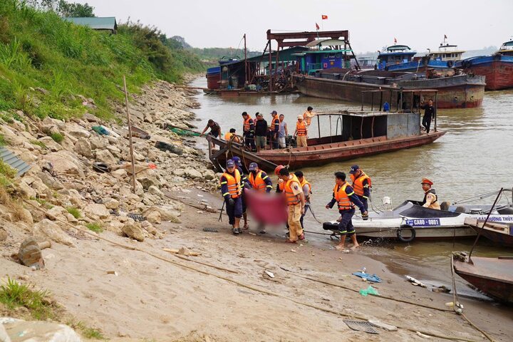 Một thi thể nạn nhân được tìm thấy.