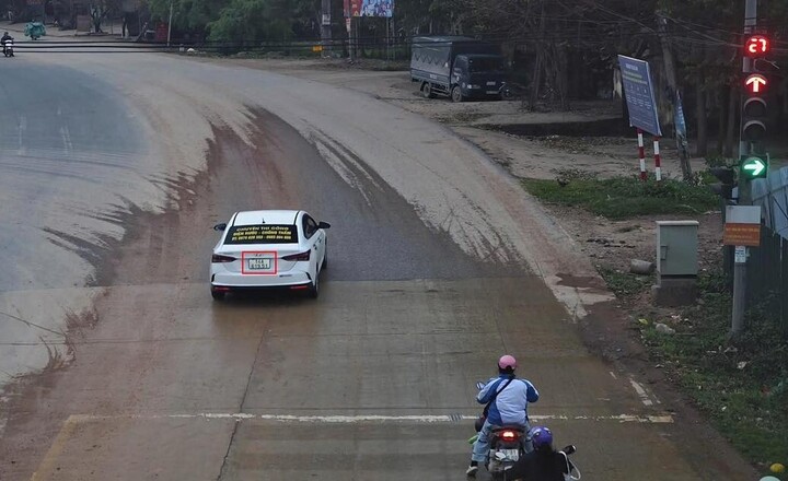 Ô tô vượt đèn đỏ tại Bắc Ninh. (Ảnh: Công an Bắc Ninh)