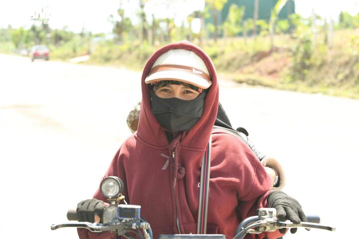 Chị Đặng Thị Thu Liên (trú xã Hòa Trạch, tỉnh Quảng Trị) cho biết: “Khổ nhất là những ngày nắng, hễ khi có xe tải chạy qua là bụi cuốn mù mịt, không thấy đường đâu. Mùa mưa thì nước ngập trắng hố, ai không quen đường là sập ổ voi ổ gà ngay. Chúng tôi chỉ mong cơ quan quản lý thấu hiểu nỗi khổ của người dân, nguyện vọng duy nhất là sớm có kinh phí đại tu tuyến đường...".