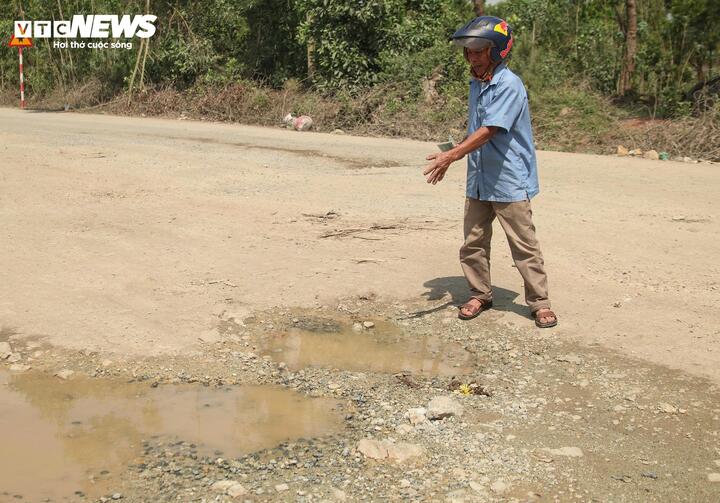 "Nền đường tôi thấy hầu như hư hỏng cả, có thấy sửa nhưng được vài bữa lại hỏng lại, vá chỗ này lại thủng chỗ kia. Đi ban ngày còn gắng đi chậm được, chứ đi ban đêm nguy hiểm lắm. Đường tối, xe tải từ cao tốc đổ xuống kéo bụi mù mịt, mắt thường thì làm sao tránh nổi những ổ voi dày đặc dưới chân...”, ông Mai Văn Thanh (SN 1960, trú tại xã Trung Thuần, tỉnh Quảng Trị) người hàng ngày phải di chuyển trên tuyến đường Xuyên Á chia sẻ.