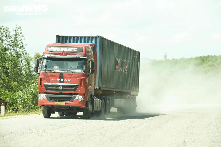 Ghi nhận của PV Báo Điện tử VTC News, sau hơn 10 năm đưa vào sử dụng mặt đường hiện xuống cấp nghiêm trọng, kết cấu mặt đường bị phá vỡ, những mảng nhựa đường bong tróc kéo dài trơ lại lớp đá lổm nhổm, ổ voi, ổ gà xuất hiện dày đặc,…