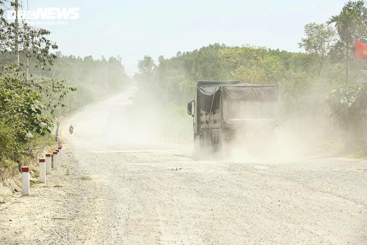 Mùa nắng lại gây bụi phủ mù mịt khiến các xe máy khi di chuyển phía sau hầu như không thể quan sát.