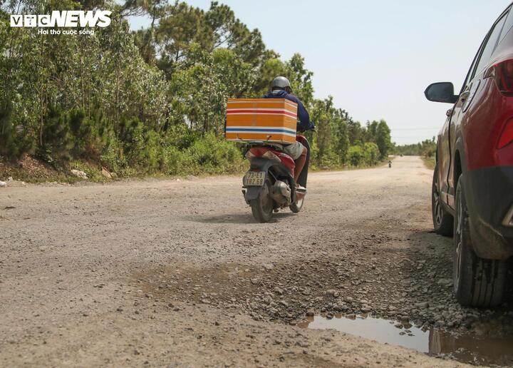 Theo phản ánh của nhiều người dân, việc tuyến đường hàng ngày phải gánh lưu lượng xe tải trọng lớn hoạt động liên tục là nguyên nhân khiến tuyến đường xuống cấp nghiêm trọng. Vào mùa mưa tạo ra những vũng nước lớn rất nguy hiểm