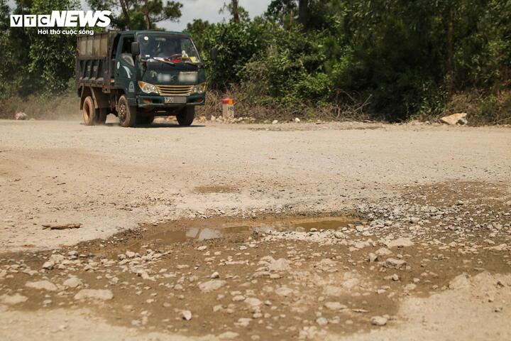 “Đây là tuyến giao thông huyết mạch, không chỉ nối liền các xã trong khu vực mà còn kết nối các khu công nghiệp, bến cảng Hòn La, đường lên Quốc lộ 12A đến cửa khẩu quốc tế ChaLo. Chính quyền xã cũng đề xuất với UBND tỉnh về việc bố trí, hỗ trợ kinh phí đầu tư xây dựng, sửa chữa tuyến đường này” ông Phan Xuân Linh cho biết.