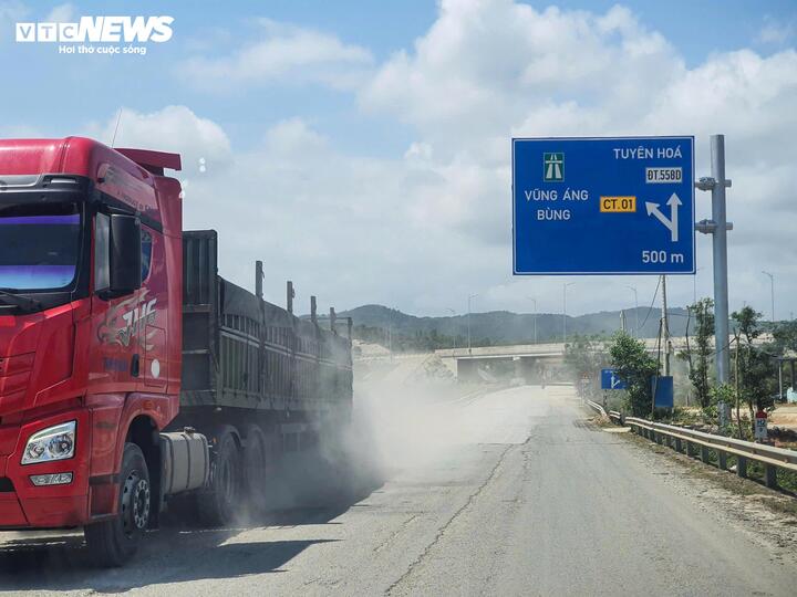 Đặc biệt, từ khi nút giao Km597+300 của cao tốc Bắc - Nam đi vào hoạt động, hàng ngày, tuyến đường Xuyên Á này phải "cõng" thêm hàng loạt phương tiện tải trọng lớn như xe container, xe đầu kéo, xe tải… ra vào từ Quốc lộ 1A, Quốc lộ 12A nên tình trạng mặt đường xuống cấp,hư hỏng trở nên nghiêm trọng hơn.