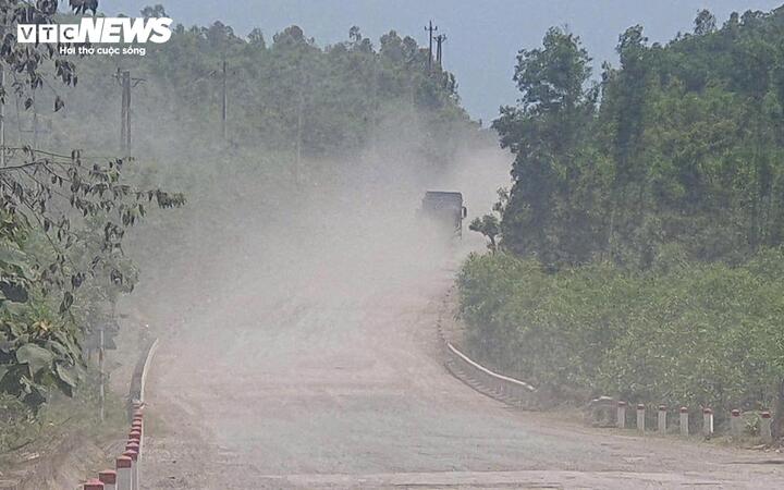 Trả lời PV Báo Điện tử VTC News, ông Phan Xuân Linh - Chủ tịch UBND xã Trung Thuần (tỉnh Quảng Trị) chia sẻ, tuyến đường Xuyên Á có khoảng 10km đi qua xã và cũng nhận được nhiều phản ánh của người dân về tình trạng xuống cấp, gây mất an toàn giao thông, ô nhiễm bụi bẩn.