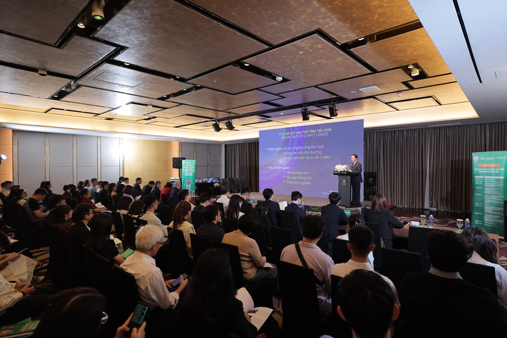 Thầy thuốc Ưu tú, Phó Giáo sư. Tiến sĩ. Bác sĩ. Vũ Văn Khiên – Phó Chủ tịch kiêm Tổng thư ký Hội Khoa học Tiêu hóa Việt Nam - chủ tọa Hội thảo.