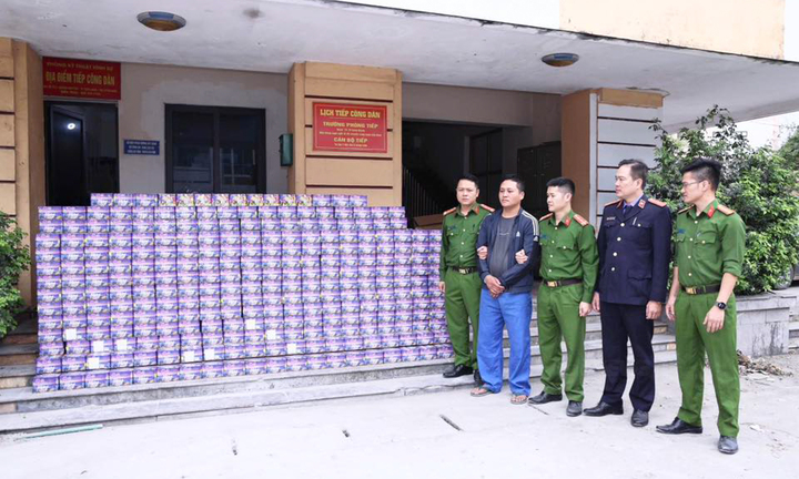 Trần Văn Trí cùng tang vật của vụ án. (Ảnh: Công an tỉnh Tuyên Quang)