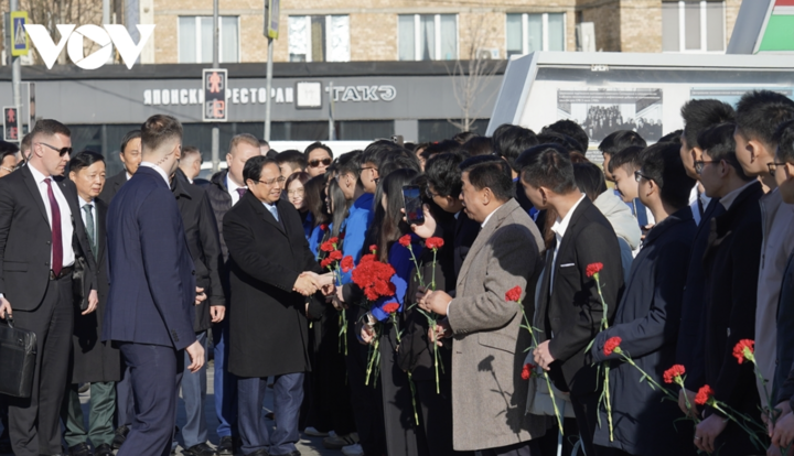 Thủ tướng Phạm Minh Chính đặt hoa tại Tượng đài Chủ tịch Hồ Chí Minh tại Moskva - 6