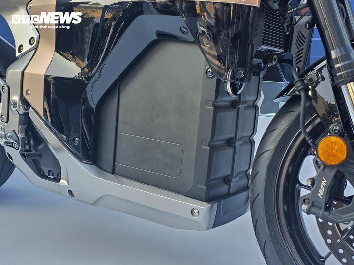 WN7 trang bị cổng sạc nhanh CCS2 giống nhiều mẫu ô tô điện. (Ảnh: Minh Tuấn)