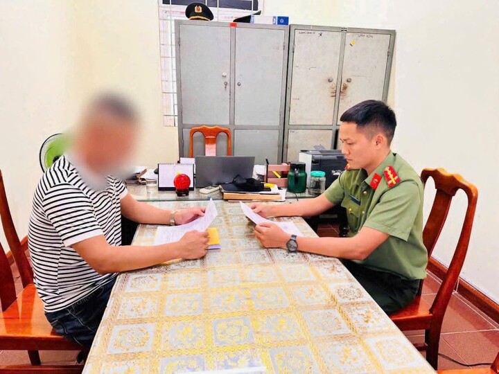 Làm việc với cán bộ công an, anh S. nhận thức được hành vi sai phạm của bản thân. (Ảnh: CA)