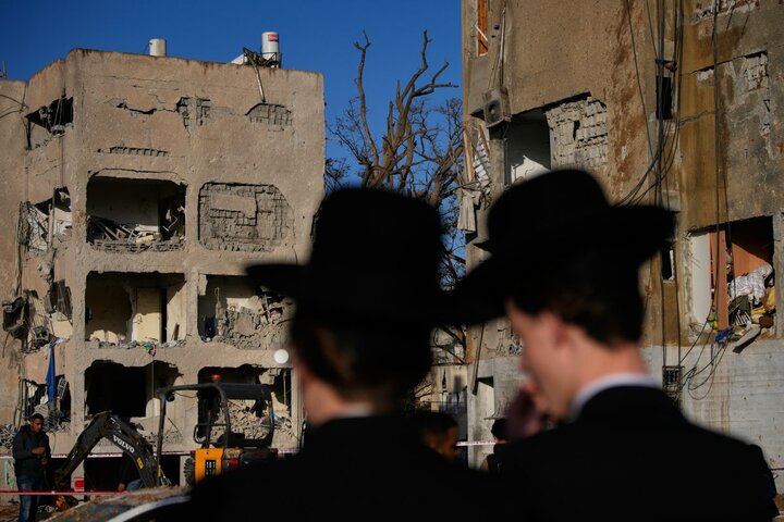 Các tòa nhà dân cư bị hư hại sau một cuộc tấn công tên lửa của Iran tại Arad, miền nam Israel, ngày 22/3/2026. (Ảnh: Ohad Zwigenberg/AP)