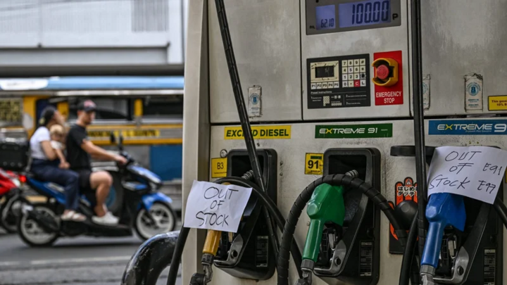 Thông báo "hết hàng" tại một trạm xăng giữa lúc giá nhiên liệu tăng cao ở Manila, Philippines. (Ảnh: Getty Images)