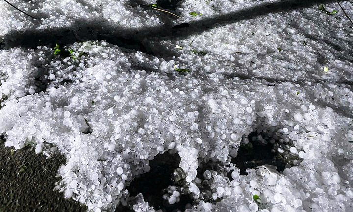 Mưa đá xuất hiện tại xã Tùng Vài, tỉnh Tuyên Quang rạng sáng 23/3. (Ảnh: T.Q.)