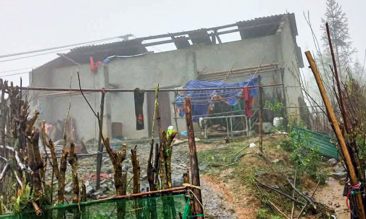 Mưa đá khiến nhiều ngôi nhà ở Tuyên Quang bị tốc mái, hư hỏng. (Ảnh: T.Q.)