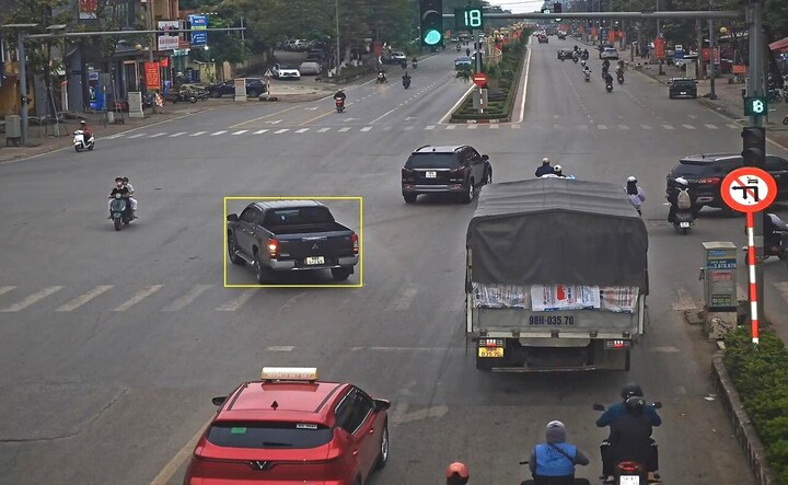 Xe ô tô rẽ trái tại nơi có biển cấm rẽ trái.