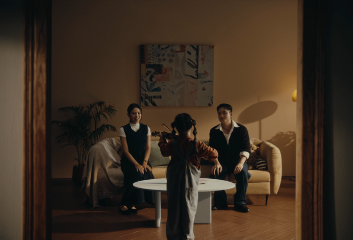 Ca sĩ - nhạc sĩ Phan Mạnh Quỳnh trong MV Muôn vị nhân sinh.