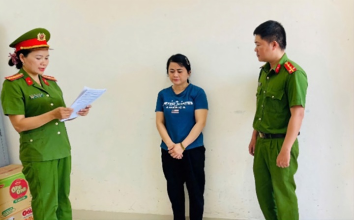 Tống đạt quyết định khởi tố, lệnh tạm giam Nguyễn Thị Tường Vi (ảnh: CACC)