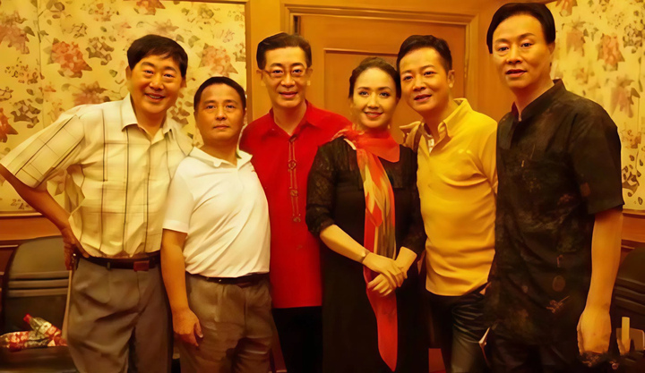 Lý Kiến Thành (ngoài cùng bên trái) trong lần hội ngộ dàn diễn viên "Tây du ký 1986".