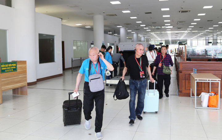 Trong ngày đầu điều chỉnh, du khách làm thủ tục nhập cảnh qua lối thông quan cầu Bắc Luân II vẫn đảm bảo thông thoáng, thuận tiện. (Ảnh: Hữu Việt)