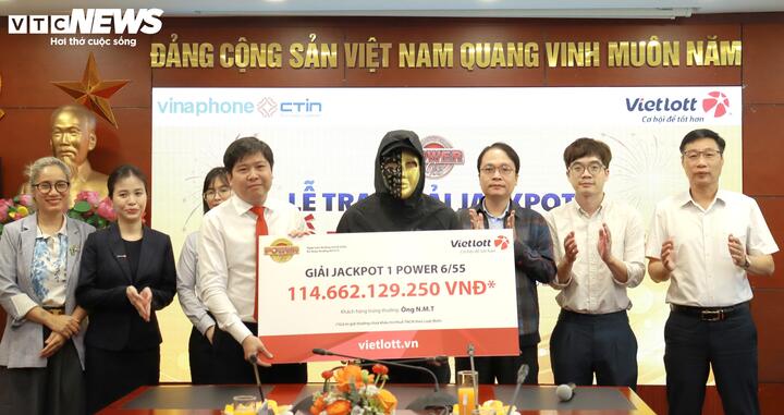 Anh T. nhận giải thưởng hơn 114 tỷ đồng. (Ảnh: Đại Việt)