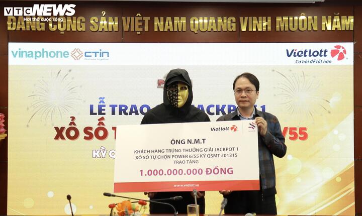 Anh T. đã ủng hộ Quỹ Tâm Tài Việt 1 tỷ đồng. (Ảnh: Đại Việt)