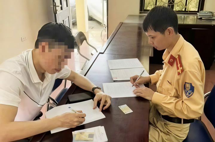 Lực lượng chức năng làm việc với T.V.Q. (Ảnh: Cục CSGT)