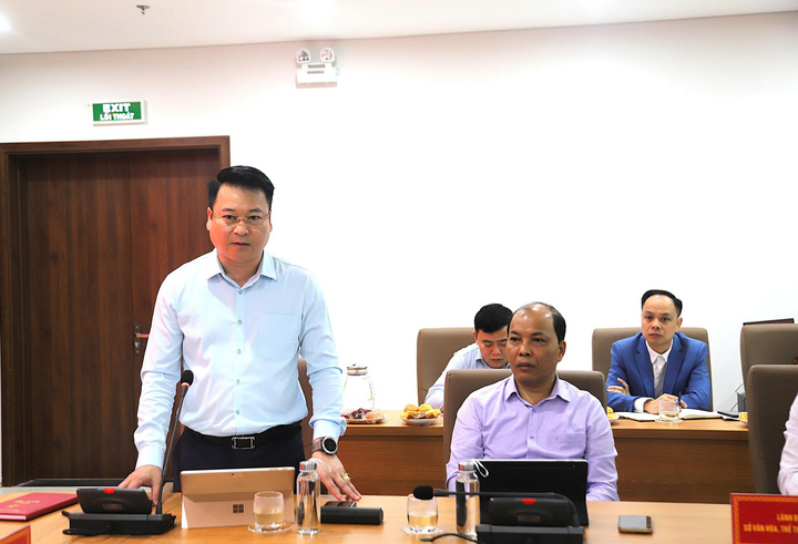 Ông Nguyễn Quốc Trung, Giám đốc Sở Văn hóa Thể thao và Du lịch tỉnh Cao Bằng báo cáo tại buổi làm việc.