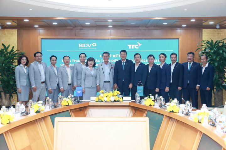 Các đại biểu chúc mừng thành công Lễ ký kết thỏa thuận hợp tác