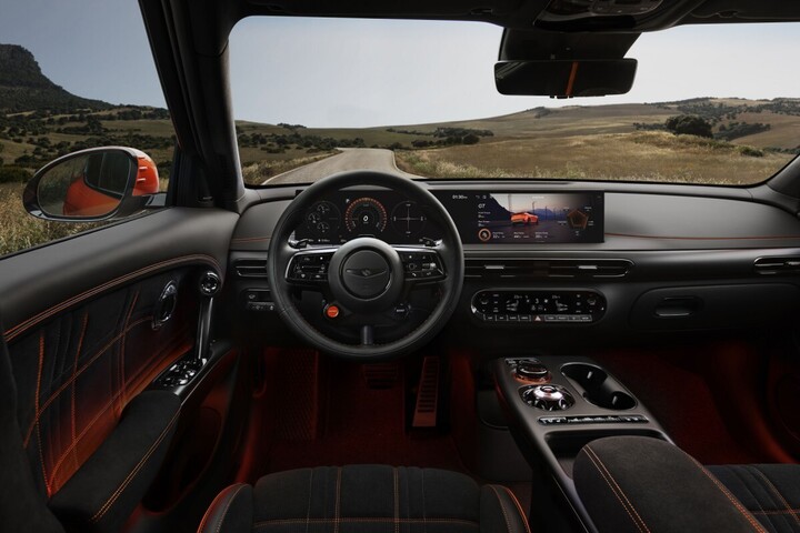 Nội thất xe sử dụng chất liệu da cao cấp. (Ảnh: Arenaev)