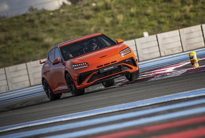 Xe có 5 chế độ lái linh hoạt. (Ảnh: Arenaev)