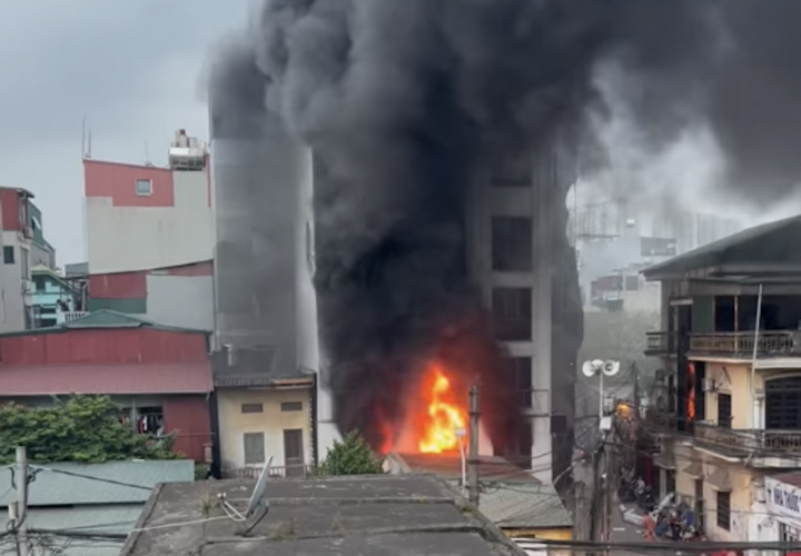 Ngọn lửa kèm khói đen bao trùm ngôi nhà 7 tầng.