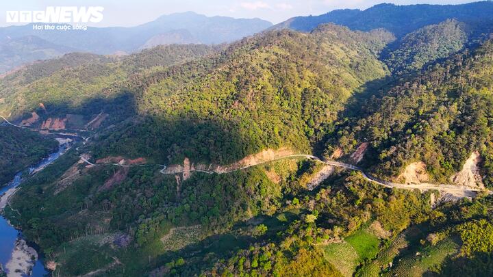 Dọc con đường Trường Sơn Đông tại xã Đam Rông 4, có nhiều điểm sạt lở xé toạc không gian núi rừng xanh thẳm nơi đây.