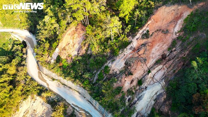 Một vị trí sạt trượt lớn trên đường Trường Sơn Đông tại xã Đam Rông 4.