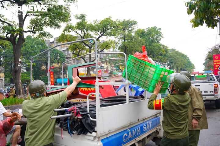 Lực lượng chức năng xử lý vi phạm lấn chiếm vỉa hè ở Hà Nội.