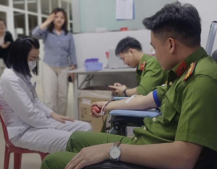 Thiếu tá Nguyễn Hữu Lượng và Thượng uý Nguyễn Hoàng Vũ vượt 30km đường trong 30 phút để kịp đến bệnh viện hiến máu cứu nữ bệnh nhân đang nguy kịch. (Ảnh: Công an Thanh Hoá)