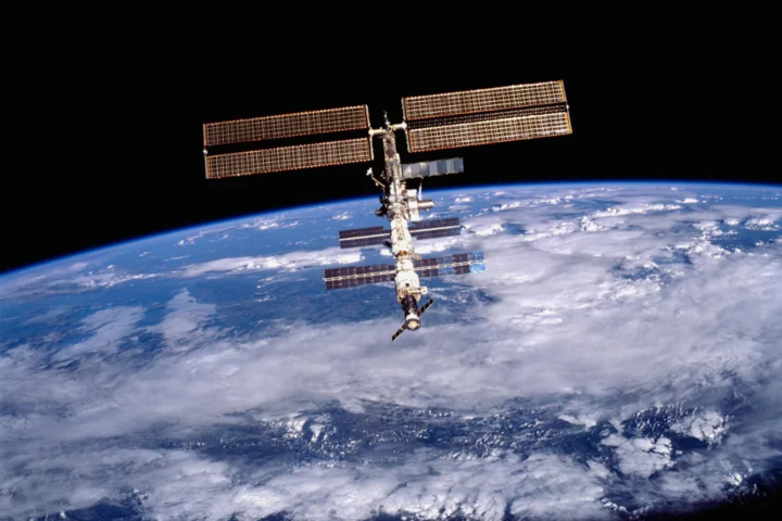 Hình ảnh Trạm Vũ trụ Quốc tế được chụp từ tàu con thoi Discovery trong sứ mệnh STS-105 năm 2001, ghi lại khoảnh khắc tách khỏi ISS sau khi hoàn thành nhiệm vụ. (Nguồn: NASA)